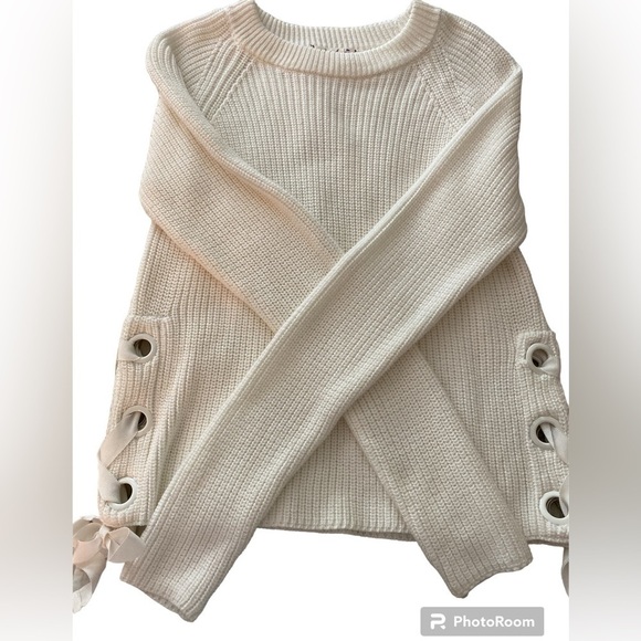 Willow and Clay winter white cable sweater, size M. Cute detailing w/ grommets. - Picture 5 of 5